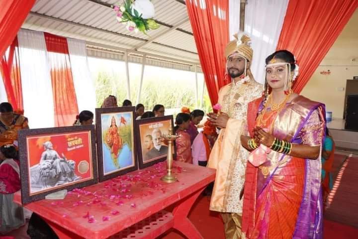 हल्ली विवाह समारंभ म्हटला की तो आगळ्यावेगळ्या पद्धतीने साजरा करण्याची जणू फॅशनच सुरू झाली आहे , कुठे नवरदेव हेलिकॉप्टर मधून येतो तर कुठे नवरी चकक घोड्यावरुन येते , (1/8)