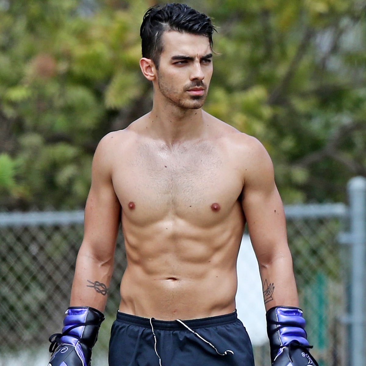 Daddy Joe Jonas 

😋

Shirtless and Sweaty 🥵