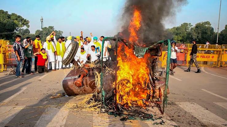 From Rahul Gandhi's tractor March to burning tractor at Kurukshetra Haryana then again burning the same tractor at India Gate Delhi (why wasn't the burnt tractor seized by  @police_haryana) to now taking out a tractor parade,  @INCIndia footprint is clearly visible.Can't you See?