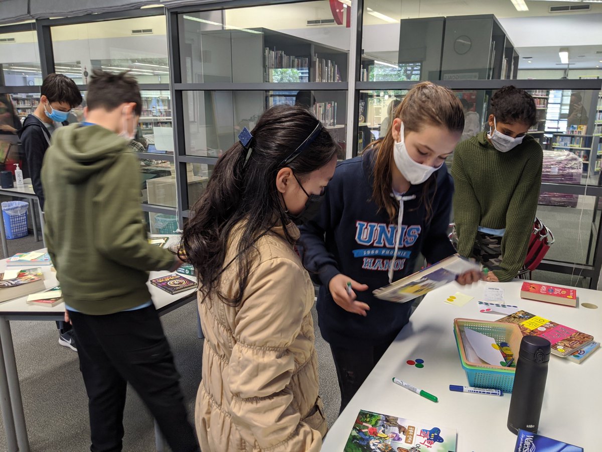 UNIS_Hanoi's tweet photo. B4 Winter Break, #UNISHanoi's MS Sustainability Club hosted a book swap in a bid to urge their peers to read for enjoyment during the holidays. 40+ students turned up, and now more events are planned!

#UniquelyUNIS #UNISStrongerTogether #LearningtoInspire https://t.co/mnipofEOLn