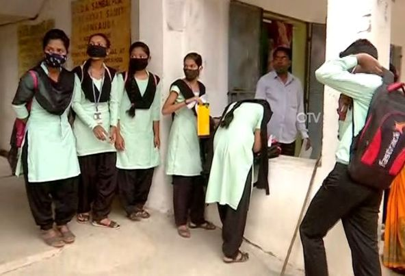 otvkhabar's tweet photo. ସ୍କୁଲକୁ ଆସିଲେ ଛାତ୍ରଛାତ୍ରୀ। ସମ୍ବଲପୁର ବୁଢ଼ାରଜା ସରକାରୀ ଉଚ୍ଚ ବିଦ୍ୟାଳୟରେ ଏମିତି ହୋଇଛି ବ୍ୟବସ୍ଥା #SchoolReopened #SchoolReopenedInOdisha #Sambalpur #BudhaRajaHighSchool #Odisha https://t.co/5f6rpmpj4o