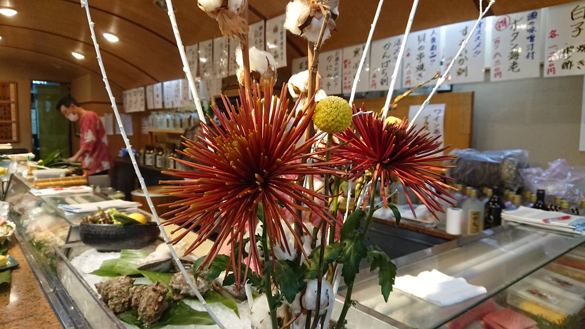 shitifuku8755's tweet photo. (新)《営業時間変更のお知らせ》
緊急事態宣言における営業時間の
時短要請に伴った変更。
月～土曜日は開店時間も早まります
↓↓
１/８(金)～２/７(月)
月～土 15:00～20:00
日曜日 12:00～20:00
            (12:00～14:30ﾗﾝﾁﾒﾆｭｰあり)

#高円寺テイクアウト
#緊急事態宣言
#時短営業
#寿司 https://t.co/XwSWpqh8ql