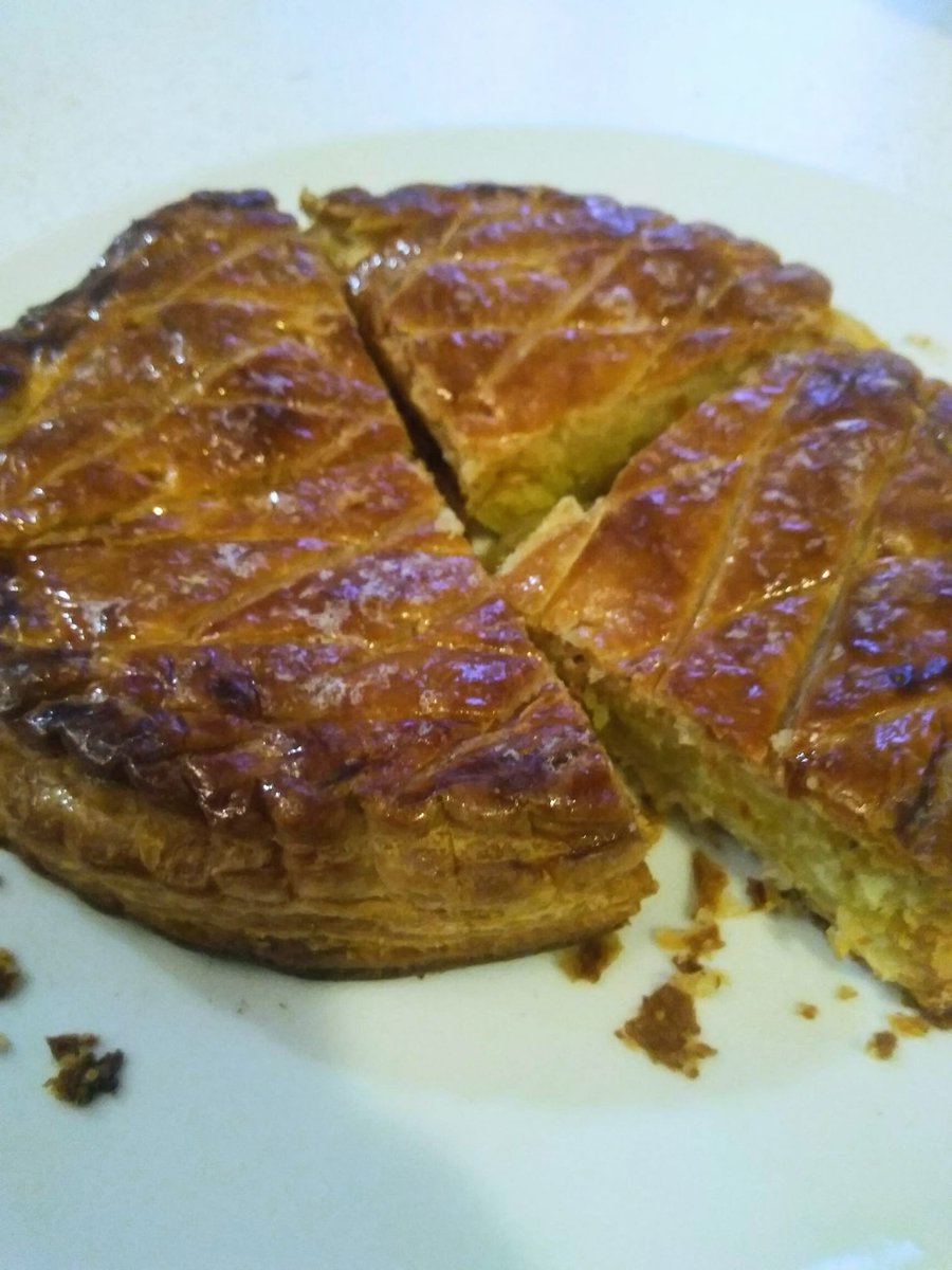 VeloursProd's tweet image. Que serait une rentrée chez Velours sans sa traditionnelle galette des rois ? 👑🌟

L'occasion pour nous de vous souhaiter une belle année avec l'espoir de vous retrouver très vite ! 🎉

#reims #velours #galette #voeux #bonneannee2021
