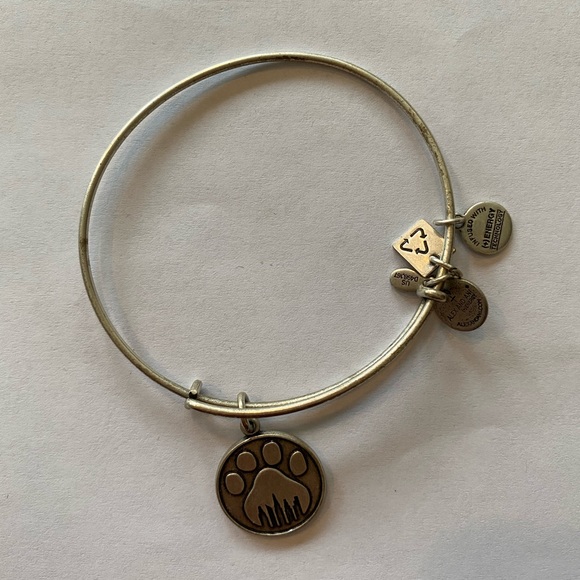 ShopResalem's tweet photo. So good I had to share! Check out all the items I'm loving on @Poshmarkapp #poshmark #fashion #style #shopmycloset #kyodan #alexandani: https://t.co/b5AxTTg7aw https://t.co/6sfRVpZOBI