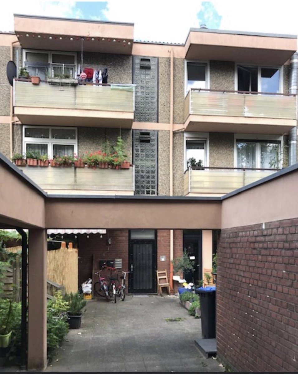 MadsackG's tweet photo. Die erste Erfolgsmeldung des Jahres 2021 lässt nicht lange auf sich warten. Unser Sales Team verkaufte in dieser Woche dieses Wohn-/ Geschäftshaus mit 5 WE und einem Ladenlokal in #Düsseldorf Garrath. #Immobilien #verkauf #NRW #Makler #investment https://t.co/8Qp8zfiVvs