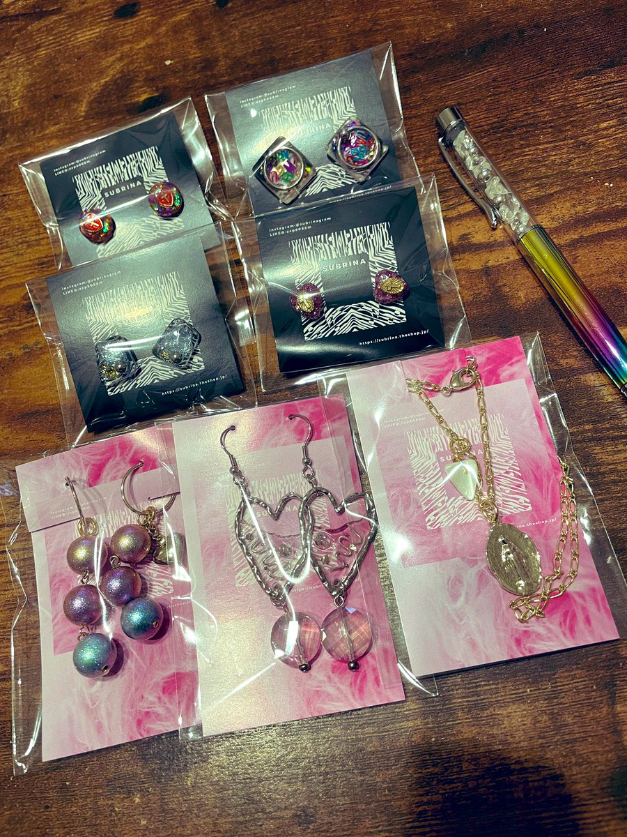 Joker_B_RK's tweet photo. いとうりなさんの福袋届きました😆✨
気になってたピアスがたくさん入っていたのでお得しかない🙏✨
特に水色の石がついてるピアスは欲しかった物なので嬉しすぎる‼︎
ありがとうございます😭✨✨
#SUBRINAACCESSORIES https://t.co/gIOmpjrrCn