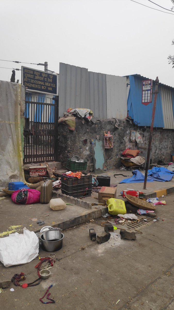 AlertCitizen5's tweet photo. #Borivali(W) Rly station,MTNL #SVRd both sides of road &amp; footpath,in terrific condition. Bus stop too...Wake up Gujaratis &amp; @mybmc @mybmcWardRC @Sunilrane_bjp @iGopalShetty @themayurparikh @gallinews @MNCDFbombay @MumbadeviPraja @MumbaiPolice @aapborivali @MakeMumSMRTCity @dna https://t.co/JCUBlBfSrR
