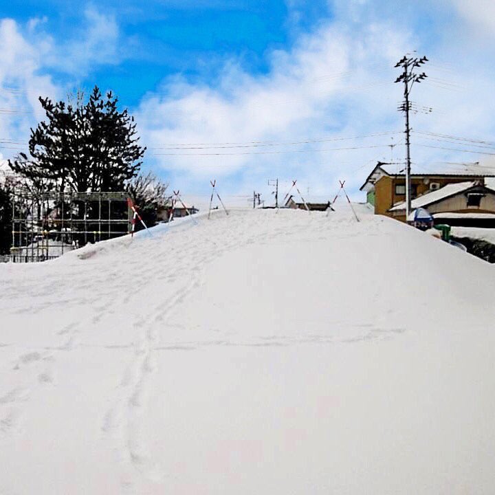 nakajo_sta_kkr's tweet photo. 中条駅西口公園に大きな雪の滑り台が登場！
市内の道路除雪を行って頂いている（株）興栄建設さんから、子供たちにコロナ禍でも雪を楽しんでもらえたらとプレゼントがありました😊
大きな滑台なので大人と一緒に是非遊びに来てください
#中条駅観光交流室 #胎内市 #中条駅 
#雪の滑り台 https://t.co/9eCEUvp4gl
