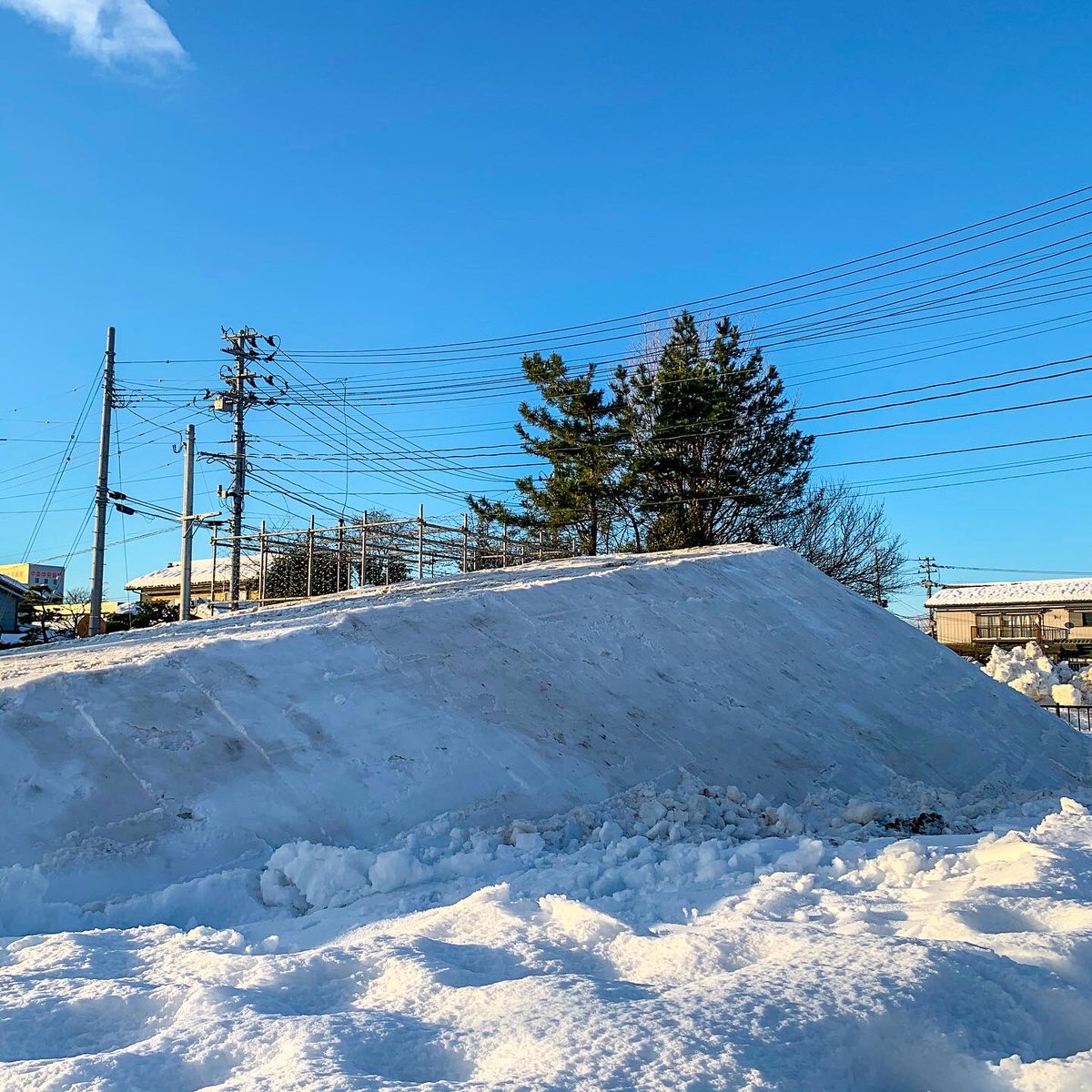 nakajo_sta_kkr's tweet photo. 中条駅西口公園に大きな雪の滑り台が登場！
市内の道路除雪を行って頂いている（株）興栄建設さんから、子供たちにコロナ禍でも雪を楽しんでもらえたらとプレゼントがありました😊
大きな滑台なので大人と一緒に是非遊びに来てください
#中条駅観光交流室 #胎内市 #中条駅 
#雪の滑り台 https://t.co/9eCEUvp4gl