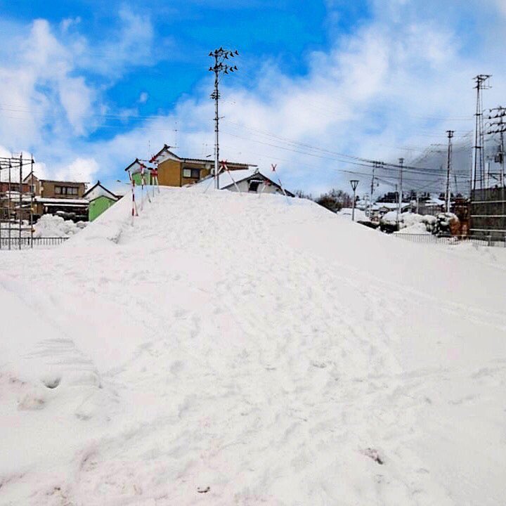 nakajo_sta_kkr's tweet photo. 中条駅西口公園に大きな雪の滑り台が登場！
市内の道路除雪を行って頂いている（株）興栄建設さんから、子供たちにコロナ禍でも雪を楽しんでもらえたらとプレゼントがありました😊
大きな滑台なので大人と一緒に是非遊びに来てください
#中条駅観光交流室 #胎内市 #中条駅 
#雪の滑り台 https://t.co/9eCEUvp4gl
