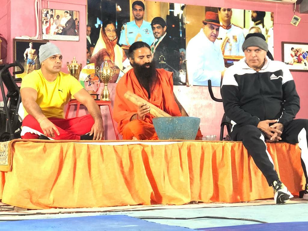 SatpalMahabali's tweet photo. स्वामि रामदेवजी ने आज छत्रसाल स्टेडीयम आखड़े में  सुशील @WrestlerSushil
एवं अन्य पहलवानो के साथ योग का अभ्यास करवा कर बच्चों के साथ अपना ज्ञान साझा करा एवं पहलवानो को अपना आशीर्वाद दिया।। धन्यवाद स्वामि जी ।। आपसे मिलकर हमेशा एक नयी ऊर्जा मिलती हैं ।। https://t.co/ph5KyEl6k0