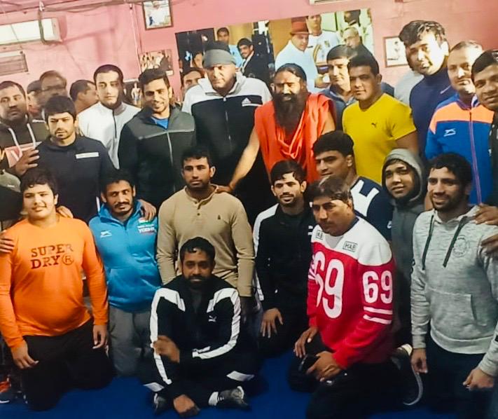 SatpalMahabali's tweet photo. स्वामि रामदेवजी ने आज छत्रसाल स्टेडीयम आखड़े में  सुशील @WrestlerSushil
एवं अन्य पहलवानो के साथ योग का अभ्यास करवा कर बच्चों के साथ अपना ज्ञान साझा करा एवं पहलवानो को अपना आशीर्वाद दिया।। धन्यवाद स्वामि जी ।। आपसे मिलकर हमेशा एक नयी ऊर्जा मिलती हैं ।। https://t.co/ph5KyEl6k0
