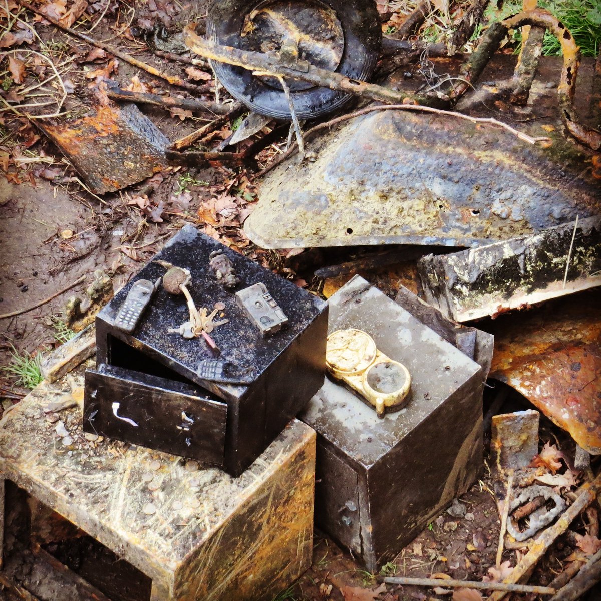 Burner phones, safes & a wheelbarrow. Mudlarks along the #regentscanal. Spotted on one of my many recent walks along the route of the lost #rivertyburn