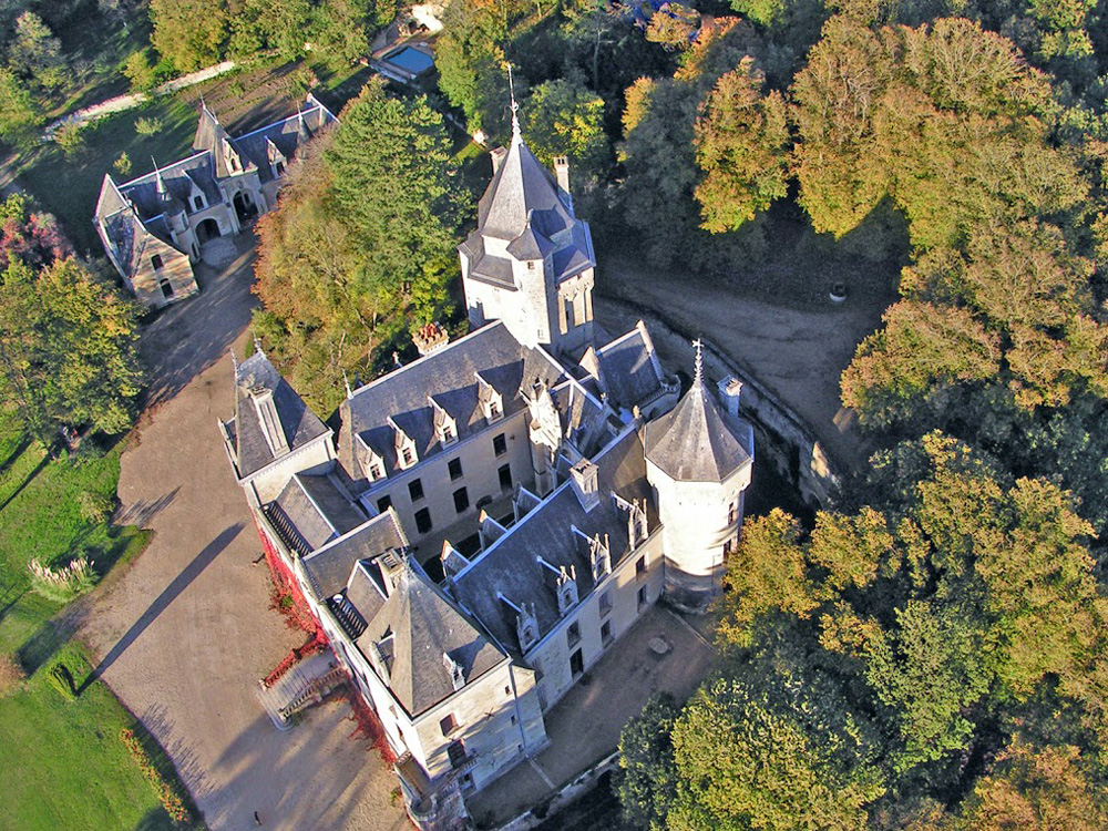 Le <a href="/ChateauTernay/">Château de Ternay</a> dans le #loudunais a reçu 57K€ de la Mission #Patrimoine portée par <a href="/bernstephane/">Stéphane Bern</a> pour la restauration de la façade Est de la cour d'honneur.
▶️ Ce #monument historique du XVe siècle, considéré comme un trésor du #Poitou, propose des chambres d'hôtes et gîtes.