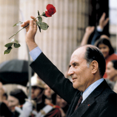 Anne_Hidalgo's tweet photo. Il y a 25 ans disparaissait François Mitterrand, celui qui a fait gagner la gauche, aboli la peine de mort et profondément transformé notre pays et Paris. Immense reconnaissance.
Pensées à sa famille et à ses amis qui l’ont accompagné tout au long d’une vie si riche. https://t.co/zKtkVMvznr