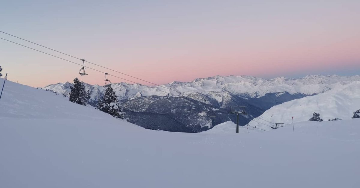 TOTIARAN's tweet photo. Primeres llums del dia a @baqueira_beret @Val_dAran Amb #temperatures fredes de -9 a -13, 127 km de #pistes i #neupols @MeteoAran @meteopallars @MeteoPiri @lugaresdenieve @infonieve @Soloskinet @SoloNieve @eltempsTV3 @tempsdeneu https://t.co/Tr9Wt6JkTf