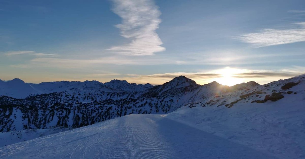 TOTIARAN's tweet photo. Primeres llums del dia a @baqueira_beret @Val_dAran Amb #temperatures fredes de -9 a -13, 127 km de #pistes i #neupols @MeteoAran @meteopallars @MeteoPiri @lugaresdenieve @infonieve @Soloskinet @SoloNieve @eltempsTV3 @tempsdeneu https://t.co/Tr9Wt6JkTf