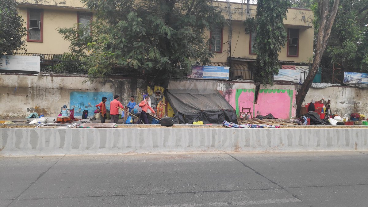 AlertCitizen5's tweet photo. #Borivali(W) Rly station,MTNL #SVRd both sides of road &amp; footpath,in terrific condition. Bus stop too...Wake up Gujaratis &amp; @mybmc @mybmcWardRC @Sunilrane_bjp @iGopalShetty @themayurparikh @gallinews @MNCDFbombay @MumbadeviPraja @MumbaiPolice @aapborivali @MakeMumSMRTCity @dna https://t.co/JCUBlBfSrR