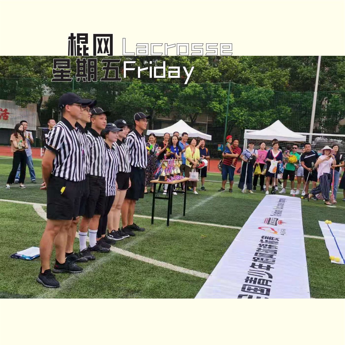 China Lacrosse 由于装备不同 男子棍网球和女子棍网球的比赛规则也有所不同 男子 由于穿着覆盖面较大 允许剧烈的身体接触以及以球棍防守的全冲撞 球棍网袋较深 球较易控制 不会因轻微碰撞而掉球