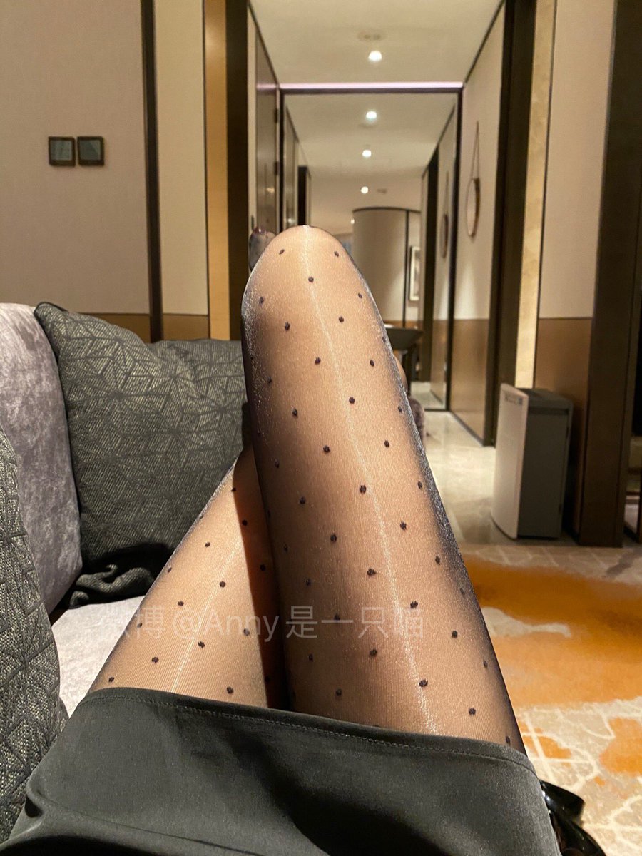 波点油亮也太好看了叭

 #stockings  #美腿 #黑丝 

#美足 #美脚 #丝袜 #pantyhose https://t.co/ZLkpxeMT0Y