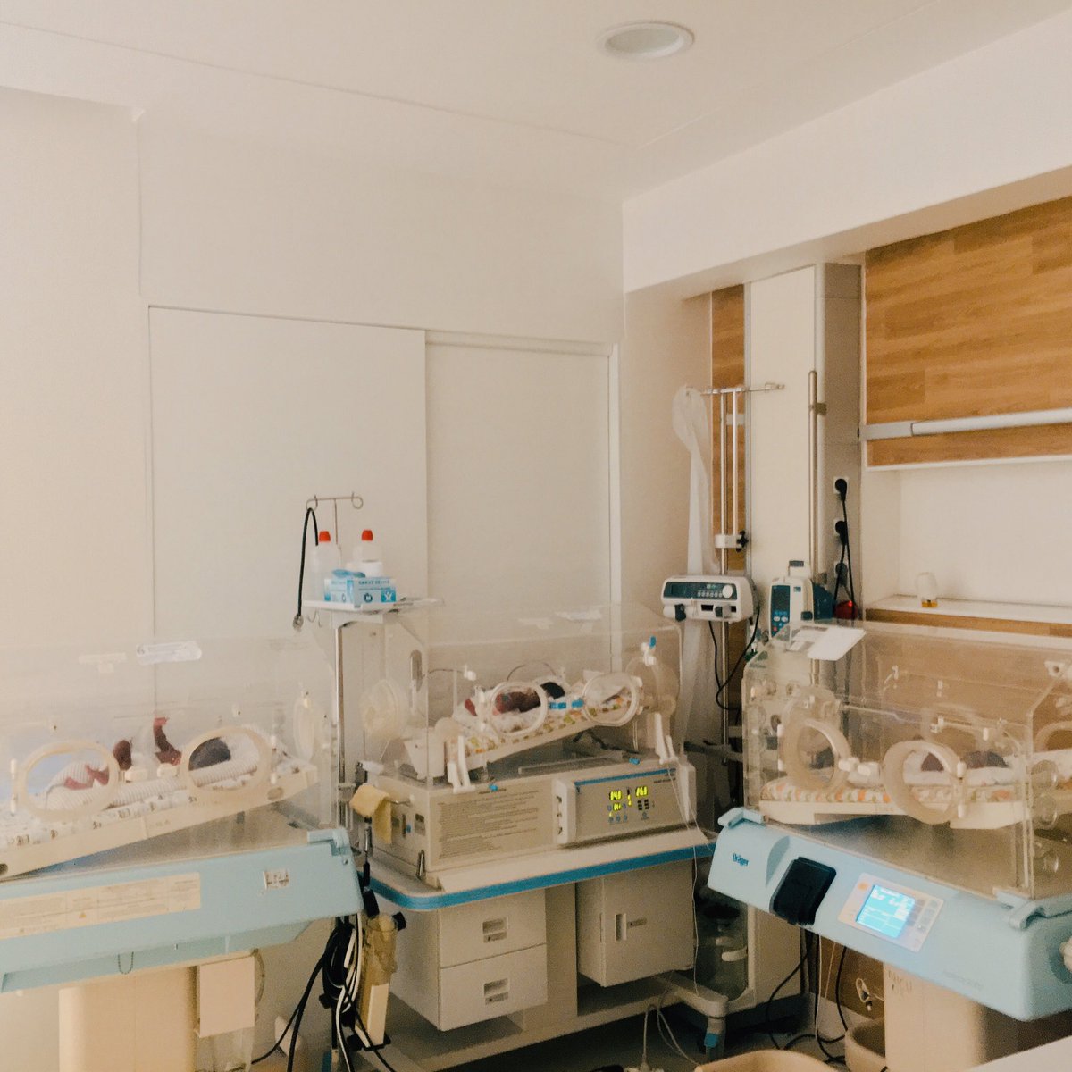 2021 started with a sparkle at King Faisal Hospital but more so for Liliane and James, first-time parents who were blessed with quadruplets (4 babies)

Once a family of 2 and now, a family of 6👏🏾We love to see it!