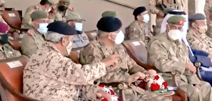 GHaZ_NAwE77's tweet photo. #COAS Gen Qamar Javed Bajwa witness the closing ceremony of #PakBahrain joint military exercise #Al_Badar_V Sakhir Camp

#COAS appreciated standard of training &amp; results attained

#COAS said that the exercise signifies the joint efforts of both #Nations against #Terrorism

#ISI https://t.co/o19KQF7OQn