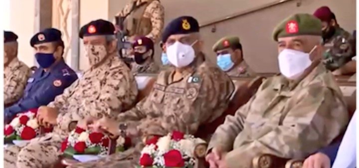 GHaZ_NAwE77's tweet photo. #COAS Gen Qamar Javed Bajwa witness the closing ceremony of #PakBahrain joint military exercise #Al_Badar_V Sakhir Camp

#COAS appreciated standard of training &amp; results attained

#COAS said that the exercise signifies the joint efforts of both #Nations against #Terrorism

#ISI https://t.co/o19KQF7OQn