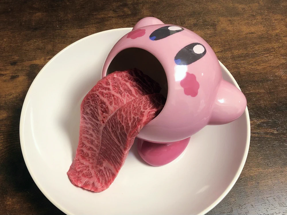 口を大きく開けたカービィのお皿に生肉を入れてみたら、何となく既視感が…ｗｗ