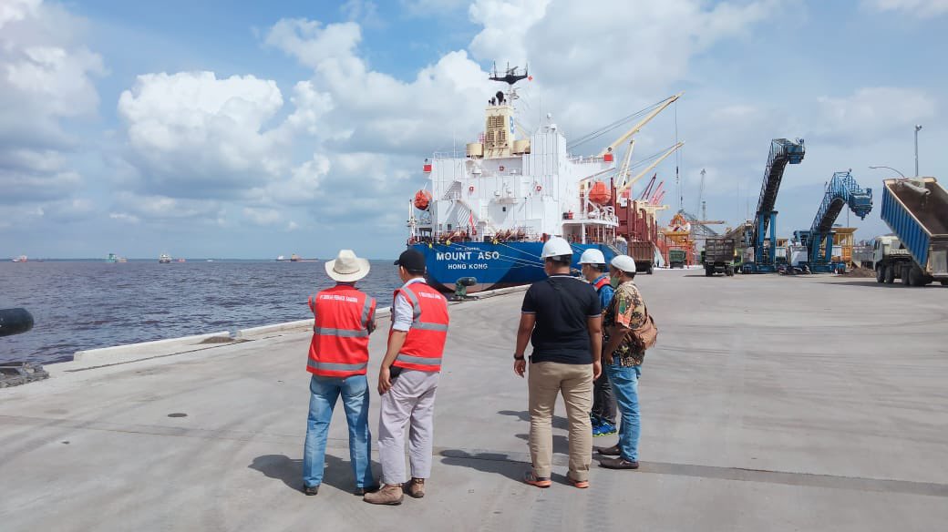 Dave_aritonang's tweet image. Waiting vessel and prepare equipment for loading #palmkernelshell at Dumai, 🇮🇩. 
Loading Palm Kernel Shell 10.000MTs

PT. Berkah Permata Samudera - Stevedoring Company
