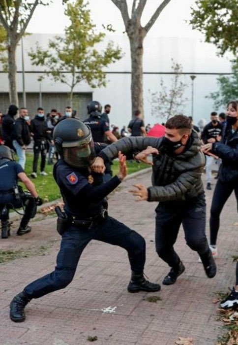 JupolNacional's tweet photo. El pasado septiembre una turba violenta intentó tomar la Asamblea de Madrid, un reducido grupo de Policías lo impidió de forma estoica.

Nuestra condena más rotunda a cualquier acto antidemocrático, venga de quien venga, sea en el Capitolio de Washington o en Vallecas... https://t.co/nbR1mTz1Nc
