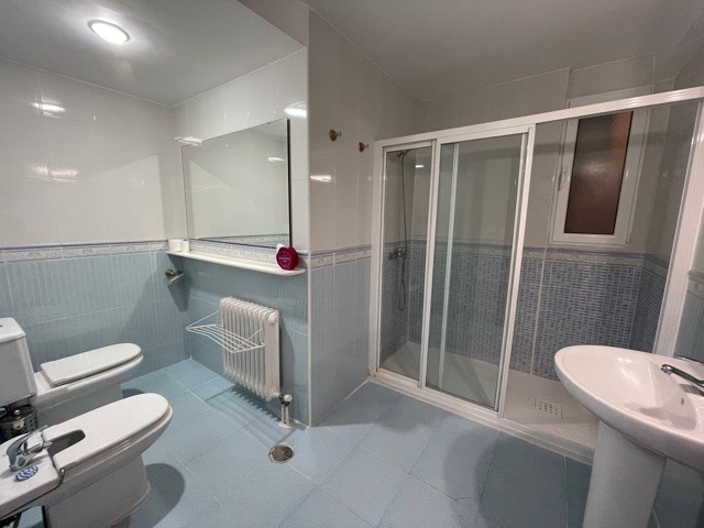 Se alquila piso amueblado en el centro de Cartagena junto a Hotel Cartagonova y calle Real, 2 dormitorios, salón grande, cocina con electrodomésticos. Concierta una visita con nosotros!