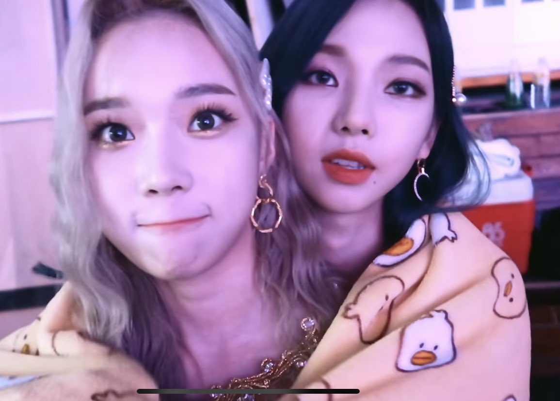 januaryssw_'s tweet image. อิผ้าห่มลูกไก่นี้ก็คือของฮิตของลีดเด้อตึกชมพูเหรอ