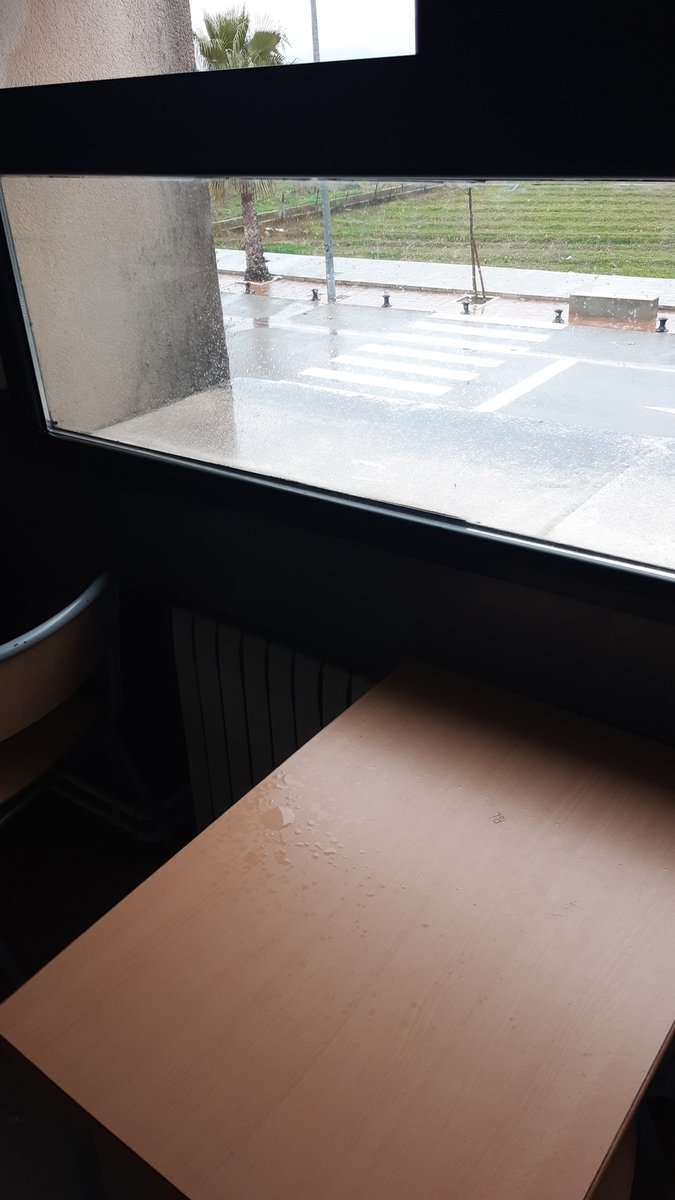 laura_capsir's tweet photo. @GVAeducacio El meu "filtre Hepa" (finestra oberta+gotera) té una fuga m... Sensació tèrmica de 2°... no em note les mans
@STEPV_Iv #tornadaALesAules #vergonya https://t.co/oXtAbQQEza