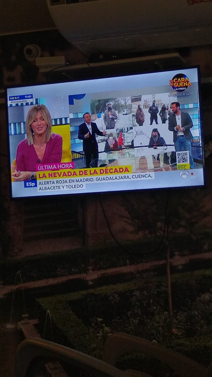 bascn_d's tweet photo. Tremenda catetada que la tele le dedique tantos minutos al hecho de que esté nevando en Madrid, la capital del mundo. Porque lo lógico en enero es que haga 40 grados a la sombra... Ya lo dijo @_ManuSanchez_, altas dosis de centralismo desde bien temprano. #SurnormalProfundo https://t.co/seWJqXHbSf