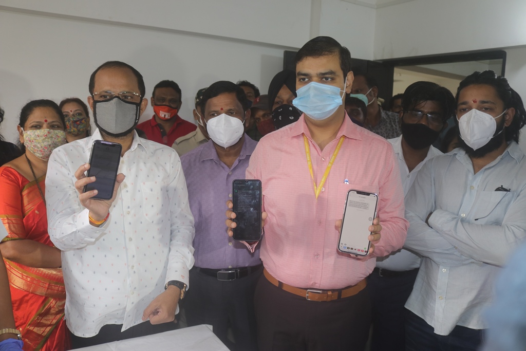 DigiThane's tweet photo. #TMCUpdate: कोविड १९ लसीकरणासाठी महापालिकेची यंत्रणा सज्ज | महापौर @nareshmhaske व महापालिका आयुक्त यांच्या  उपस्थितीत पार पडला लसीकरणाचा ड्राय रन

Read More: https://t.co/XGv8kJLhXA https://t.co/KcMsOkxJCo