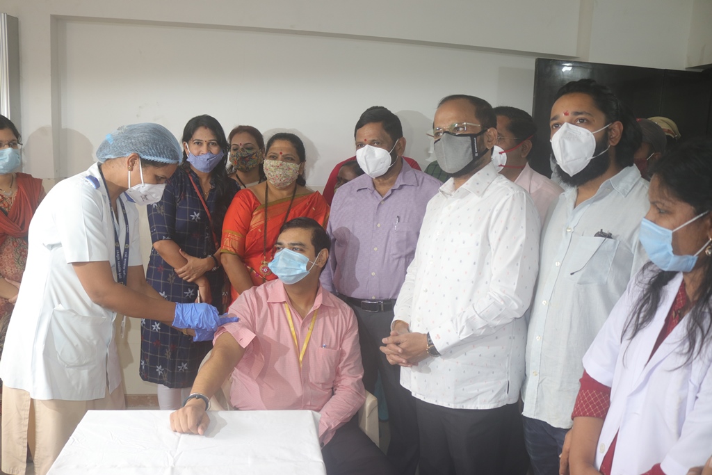 DigiThane's tweet photo. #TMCUpdate: कोविड १९ लसीकरणासाठी महापालिकेची यंत्रणा सज्ज | महापौर @nareshmhaske व महापालिका आयुक्त यांच्या  उपस्थितीत पार पडला लसीकरणाचा ड्राय रन

Read More: https://t.co/XGv8kJLhXA https://t.co/KcMsOkxJCo