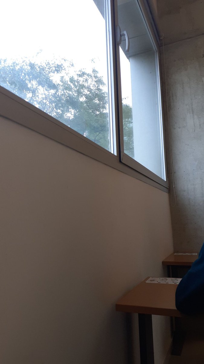 adricr98's tweet photo. Y nosotros hoy en un examen con 300 personas en la universidad, donde podía tocar al de delante estirando el brazo y las ventanas cerradas.
Y han ido al salón de actos( donde si han cumplido las distancias) a hacer fotitos, en mi clase no habéis hecho @UIBuniversitat https://t.co/XbWH2x4WxM