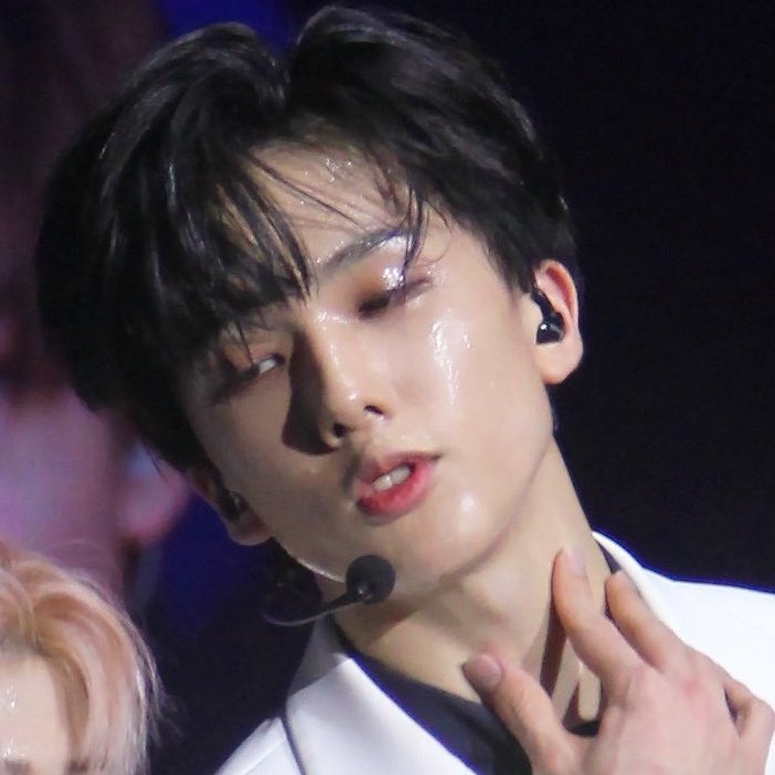PJSLOOK's tweet photo. IF THIS IS                            THEN WHO 
JISUNG                                 IS THIS https://t.co/qJwzsFgENI