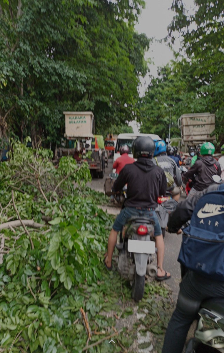 Ati2 yang mau ke arah ketintang, lewat samping KFC Graha Pena A Yani macet,  kanan kiri ada pemangkasan ranting pohon <a href="/gen1031fmsby/">Gen 103.1 Fm</a>