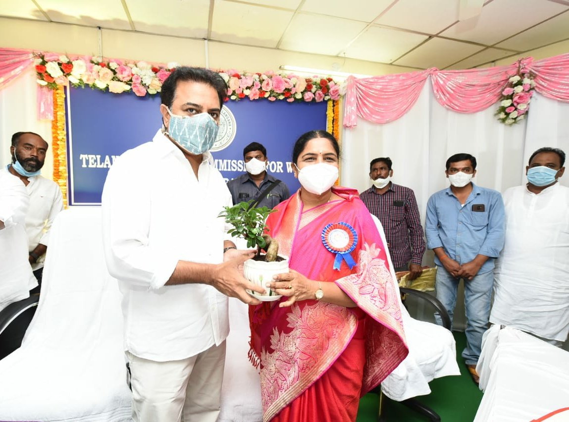 రాష్ట్ర మహిళా కమిషన్‌ చైర్‌పర్సన్‌గా బాధ్యతలు స్వీకరించిన శ్రీమతి సునీతా లక్ష్మారెడ్డి గారికి మరియు సభ్యులకు శుభాకాంక్షలు తెలిపిన మంత్రి శ్రీ @KTRTRS
