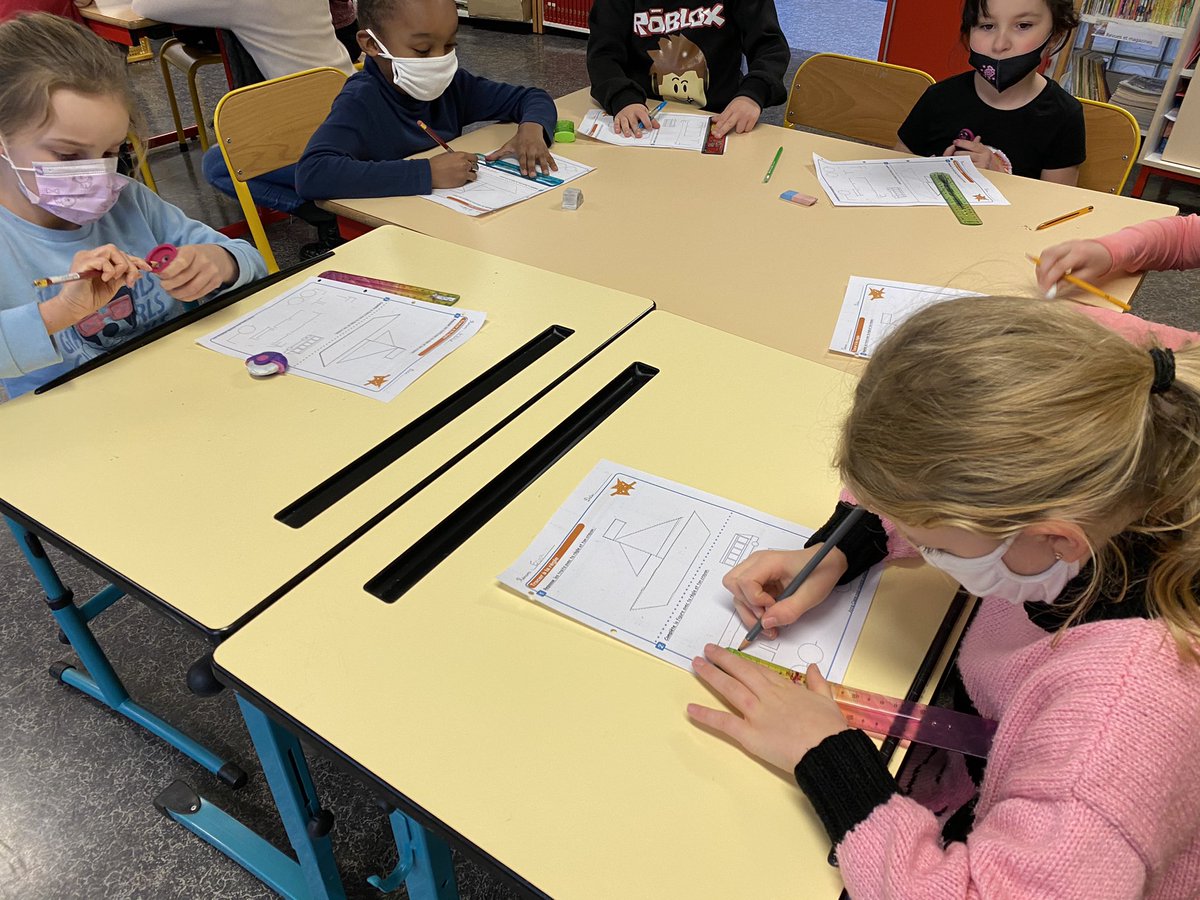 ludivine_sro's tweet photo. Ateliers maths de janvier au programme jeu de dames avec les volontaires en service civique, construction en 3D, tracés à la règle en autonomie et langage jeu du qui est-ce . #teamce1ce2 @mathsenvie @mathsenvie2 @ICommercy @DSDEN55 https://t.co/cNiuISUUBO