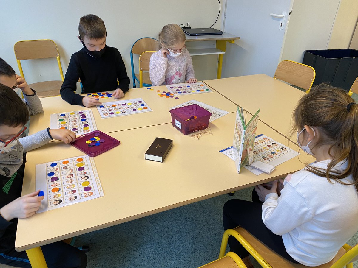 ludivine_sro's tweet photo. Ateliers maths de janvier au programme jeu de dames avec les volontaires en service civique, construction en 3D, tracés à la règle en autonomie et langage jeu du qui est-ce . #teamce1ce2 @mathsenvie @mathsenvie2 @ICommercy @DSDEN55 https://t.co/cNiuISUUBO