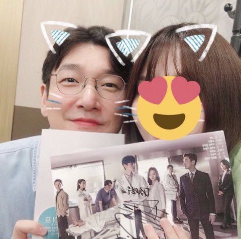 SW_onlyU's tweet photo. 첫번째 고양이 스누....귀욥..
민트? 하늘? 색 셔츠 너무 잘 어울려❤💙 #조승우 https://t.co/WKdKm46ZxV