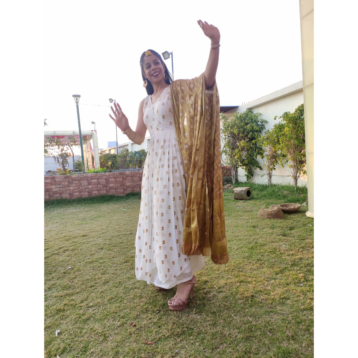 Vidisha_Baliyan's tweet photo. Randomly clicked by @twinkle.tomar❣❣
.
#haldiceremony #traditionalwear #dancepic #bestfriendwedding https://t.co/KFIxgLgxBN