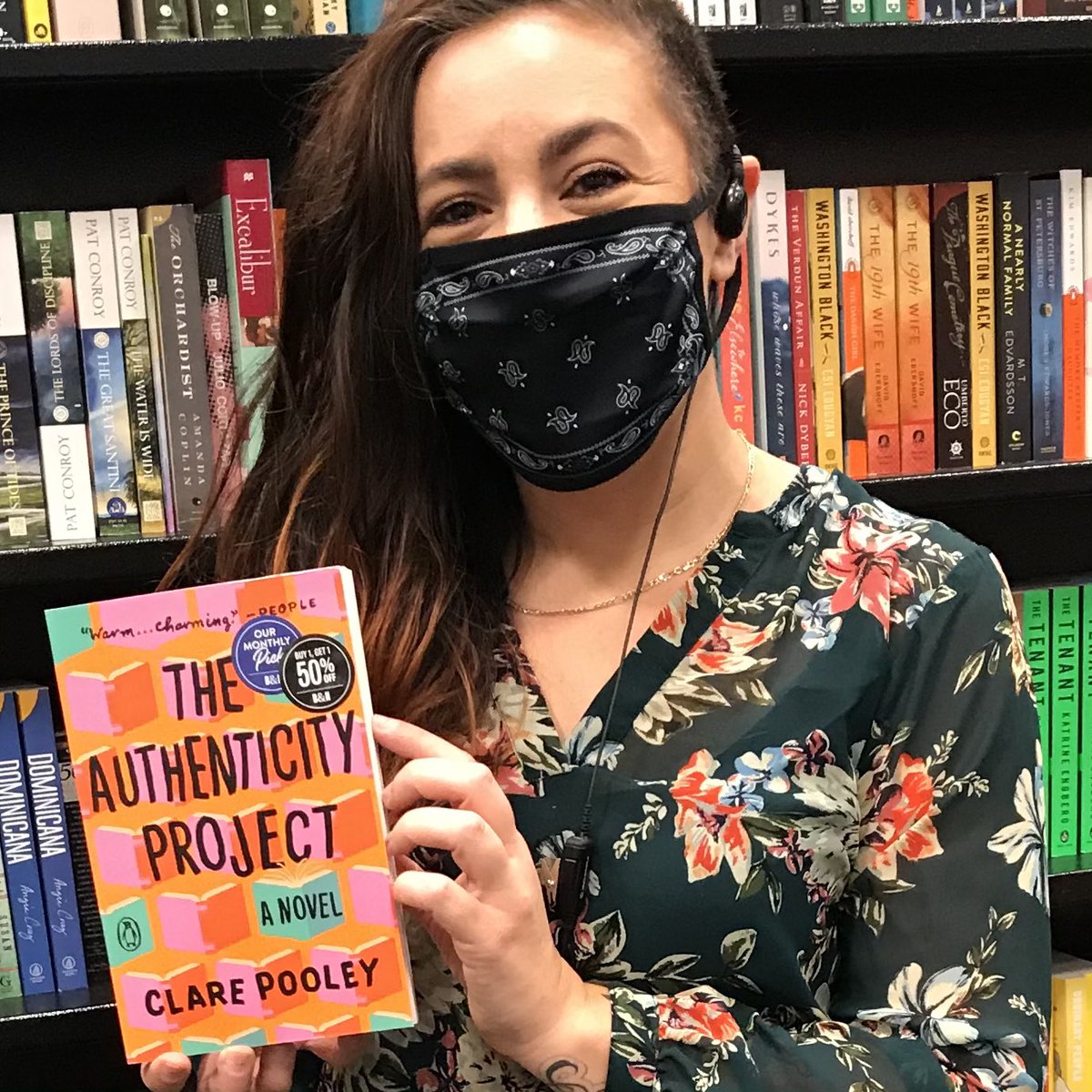 BNOCEANSIDE's tweet photo. Oceanside bookseller Michelle is enjoying our new Monthly Fiction Pick, THE AUTHENTICITY PROJECT by Clare Pooley.
.
.
#fiction #sharedjournal #bnjournals #journal #journaling #bnmonthlypicks #buy1get1halfoff #authenticityproject @clare_pooley @penguinbooks #142bn @petescottbnvp https://t.co/Yy4gmWU4hU