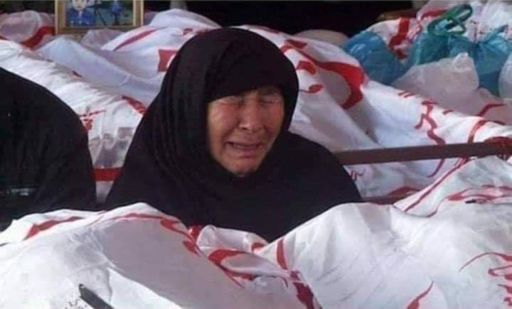 HijabBatool5's tweet photo. شیہد بیٹا: انصاف تو کیا کوئی پرسہ بھی نہ دے گا ماں
سردی نہ لگ جائے تجھے، دفنا دے مجھ کو
ماں: سردی بھی لگ جائے لختِ جگر جب تک میرے جوانوں کا انصاف نہ دیا جائے ہم یہاں سے کہی نہیں جاپئنگے
#ShiaHazaraCallsPMIK #ShiaLivesMatter #HazaraKoJeenayDo #HazaraShiaGenocide https://t.co/vss2odba1R