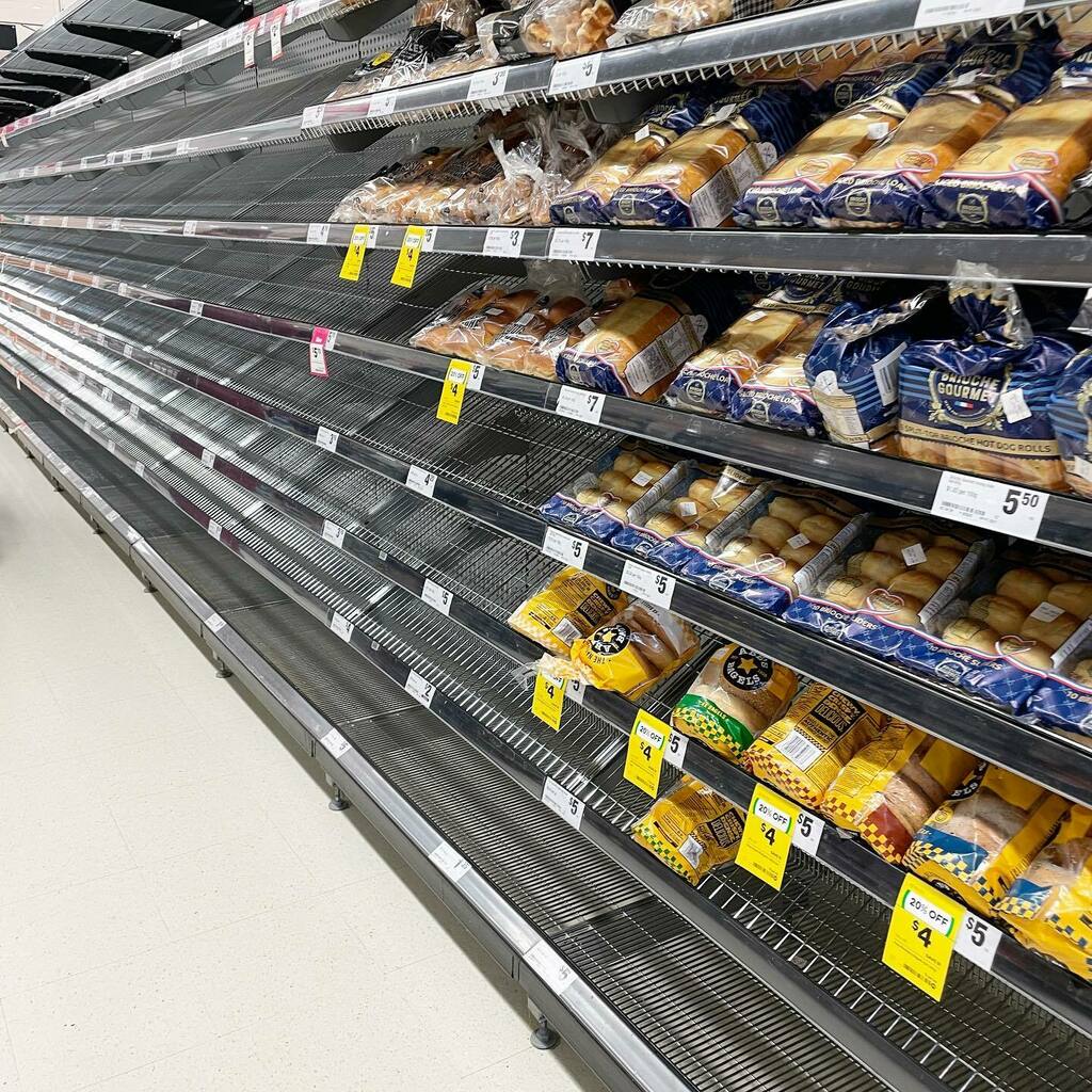 smpaskin's tweet photo. 3 days lockdown and we’re back to panic shopping! https://t.co/9An5fV2n94 https://t.co/Tlp1wGUGWt