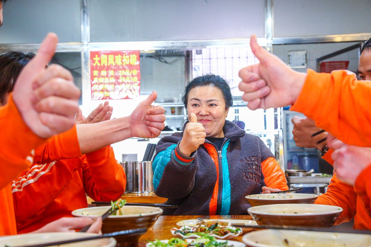 CocoStudio4's tweet photo. C'est un "restaurant de nouilles silencieux". À l'exception du propriétaire, Sun Xueqing, les chefs et les serveurs sont tous #sourds et #muets. La qualité de la nourriture et la charité ici ont gagné les éloges des clients. Plus de détails : 👉https://t.co/caeWTICASB https://t.co/6Mh0c7GoH7