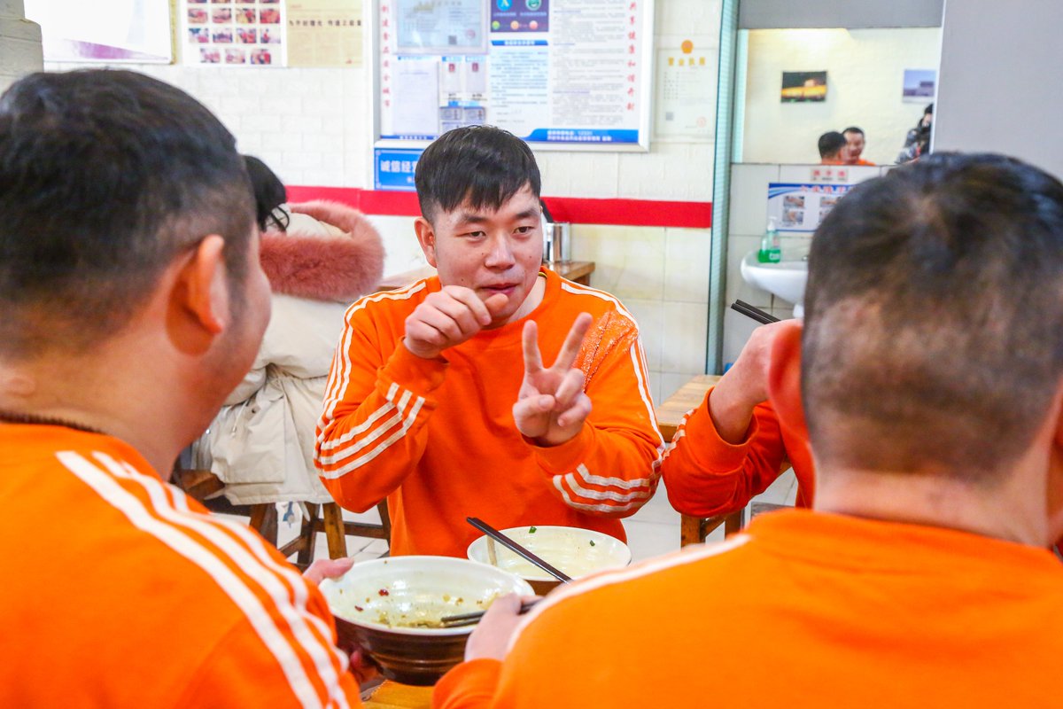 CocoStudio4's tweet photo. C'est un "restaurant de nouilles silencieux". À l'exception du propriétaire, Sun Xueqing, les chefs et les serveurs sont tous #sourds et #muets. La qualité de la nourriture et la charité ici ont gagné les éloges des clients. Plus de détails : 👉https://t.co/caeWTICASB https://t.co/6Mh0c7GoH7