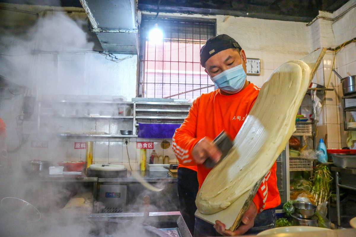 CocoStudio4's tweet photo. C'est un "restaurant de nouilles silencieux". À l'exception du propriétaire, Sun Xueqing, les chefs et les serveurs sont tous #sourds et #muets. La qualité de la nourriture et la charité ici ont gagné les éloges des clients. Plus de détails : 👉https://t.co/caeWTICASB https://t.co/6Mh0c7GoH7